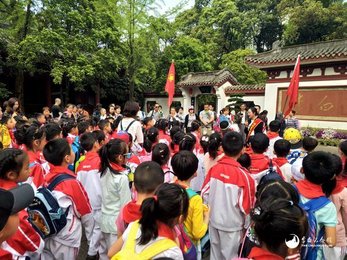 江油市李白纪念馆迎来千名学生研学游