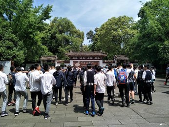 绵阳中学英才学校千名学生走进李白纪念馆