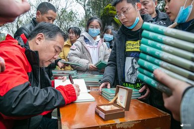 著名诗人蒋雪峰《月光推门》新书发布会在江油市李白纪念馆隆重举行